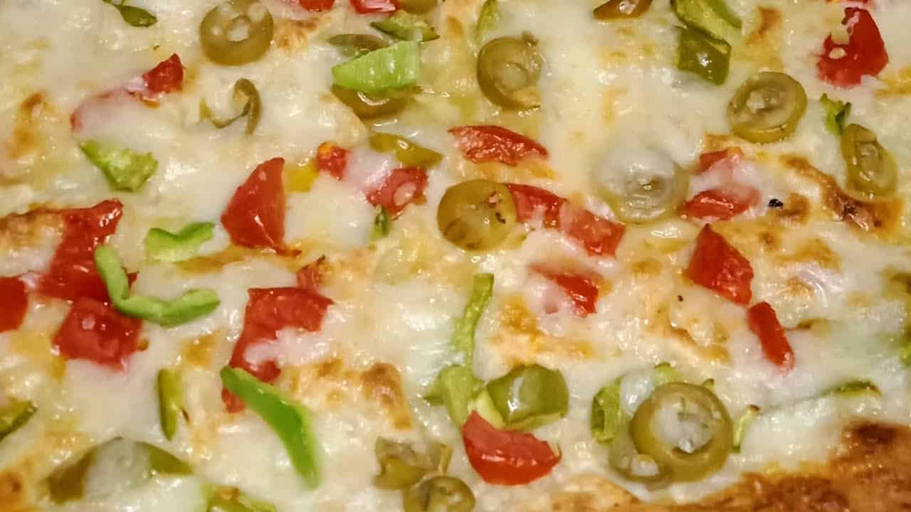 طريقة عمل البيتزا بالرقاق الطري