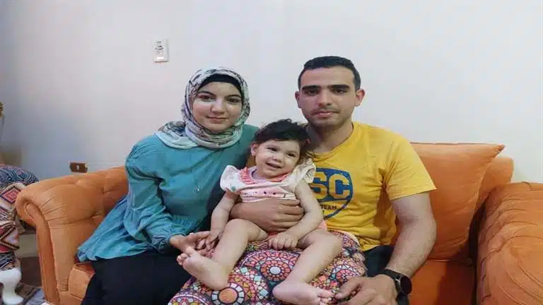 الطفلة رقية مع أسرتها