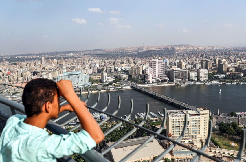 شاب يقفز من فوق برج القاهرة