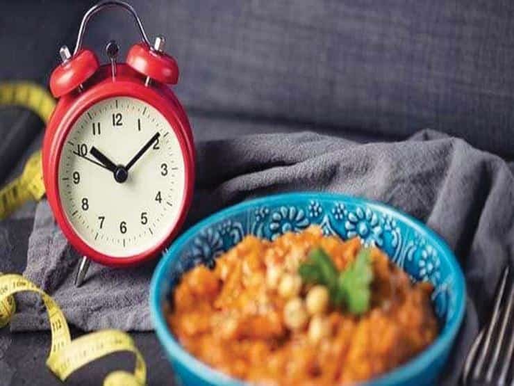 ماذا يحدث لجسمك عند تناول الطعام في نهاية اليوم؟