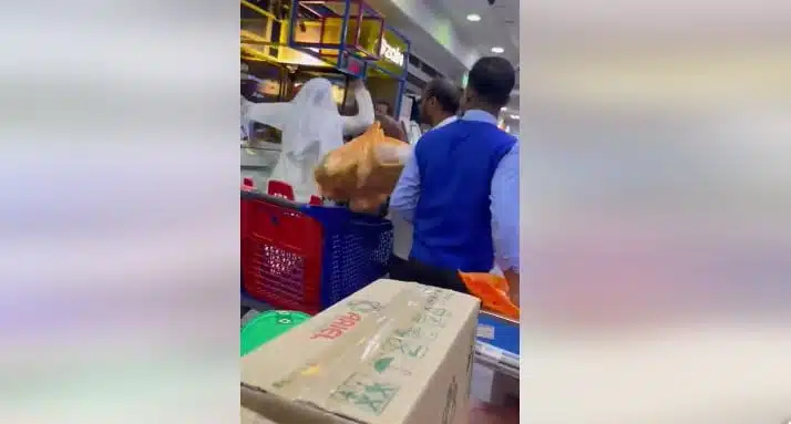 فيديو الاعتداء على عامل مصري بالكويت