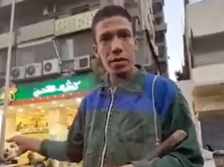 فيديو طرد عامل نظافة من كشري التحرير.