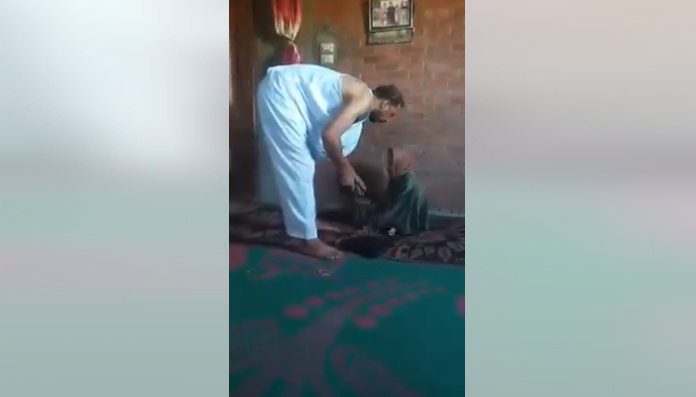 فيديو شاب يضرب أمه