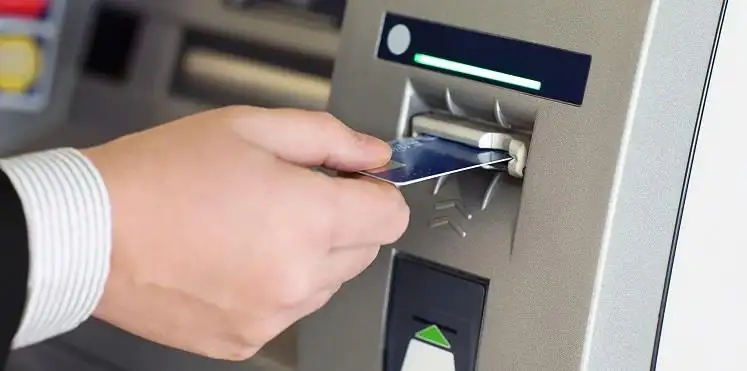 رسوم السحب النقدي من ماكينات ATM