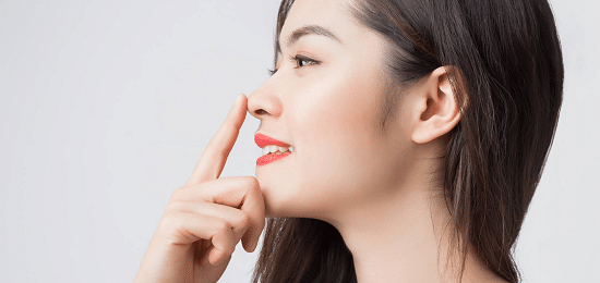 وصفات طبيعية لتفتيح زوايا الأنف الداكنة