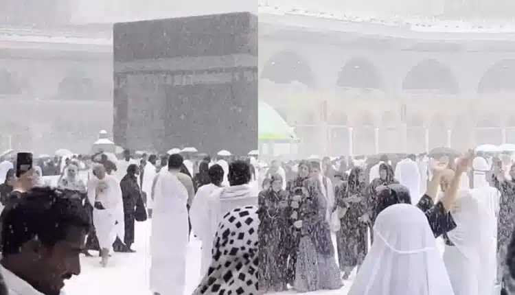 فيديو نزول الثلج على الكعبة