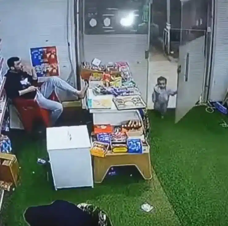 فيديو طفل يسرق سوبر ماركت في مصر