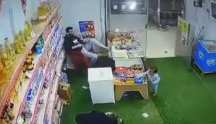 فيديو طفل يسرق سوبر ماركت في مصر