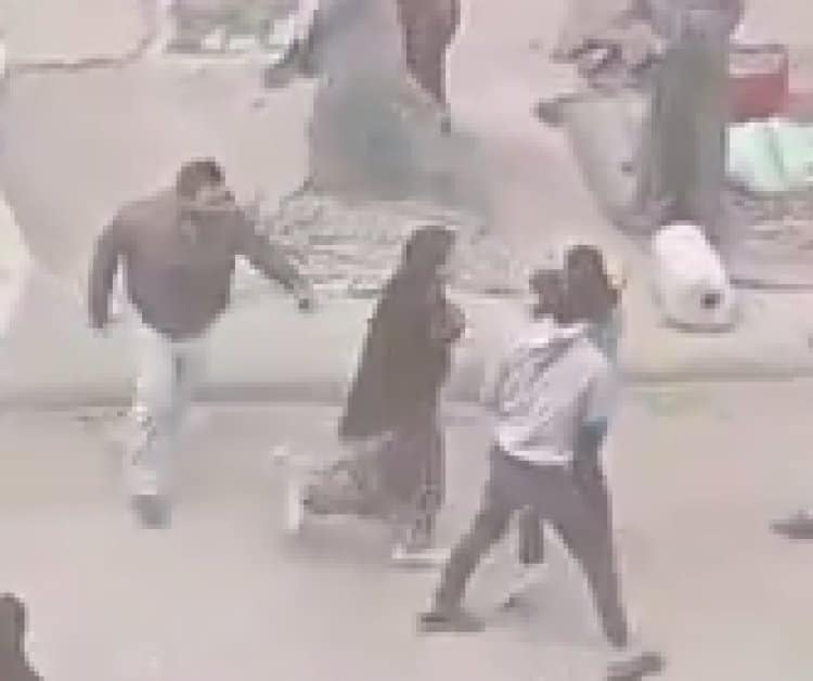 فيديو رجل يقتل زوجته في سوق اكتوبر